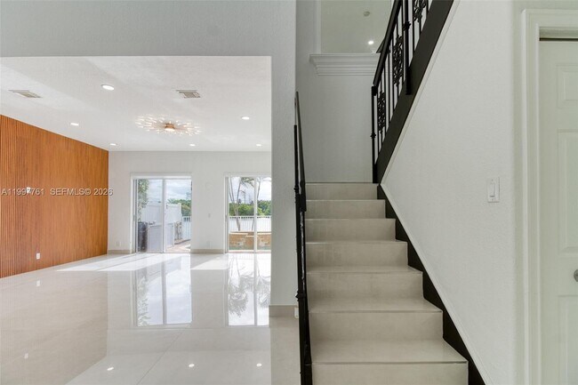 Building Photo - 5363 SW 38th Ave