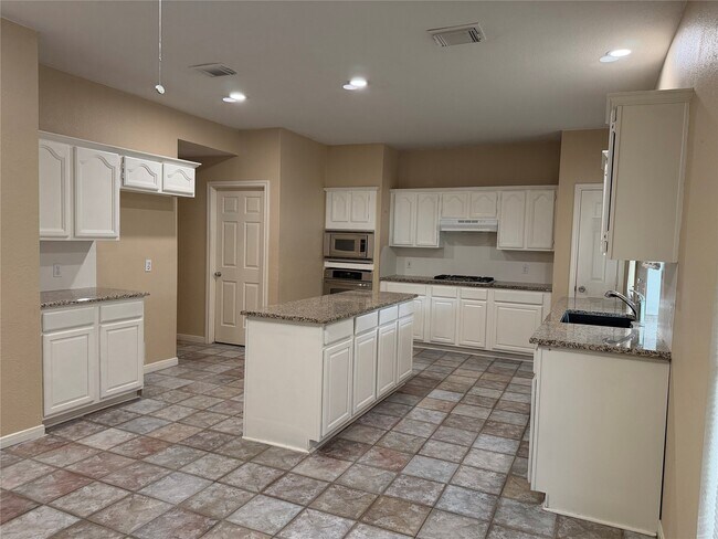 Building Photo - 2810 White Oak Ln