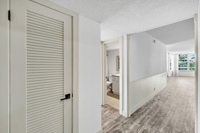 Building Photo - 3051 NE 48th St