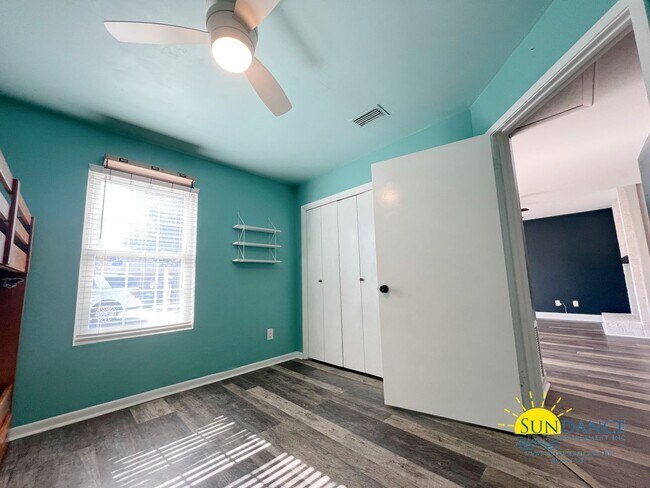 Building Photo - 2 Bedroom home with custom upgrades in the...