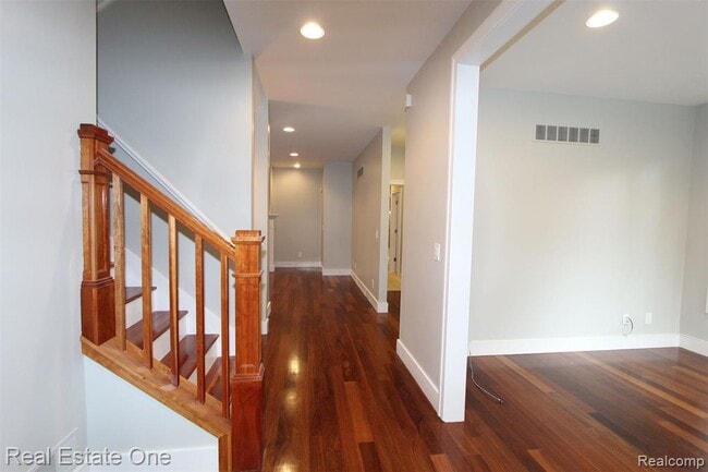 Building Photo - 1090 Oakwood Dr