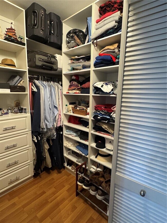 Building Photo - 801 Brickell Key Blvd