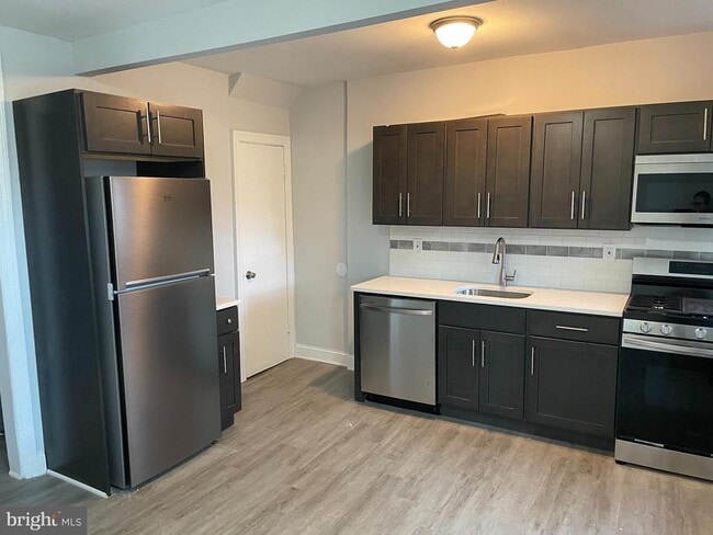 Building Photo - 532 E Mayland St