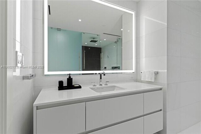 Building Photo - 300 Biscayne Blvd Way