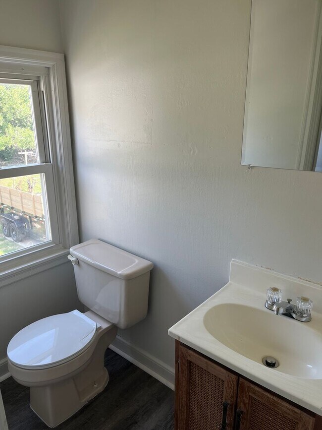 Building Photo - 3 Bedroom Home for rent in Urbandale, IA