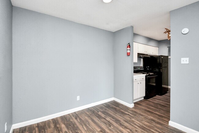Building Photo - 5959 Bonhomme Rd
