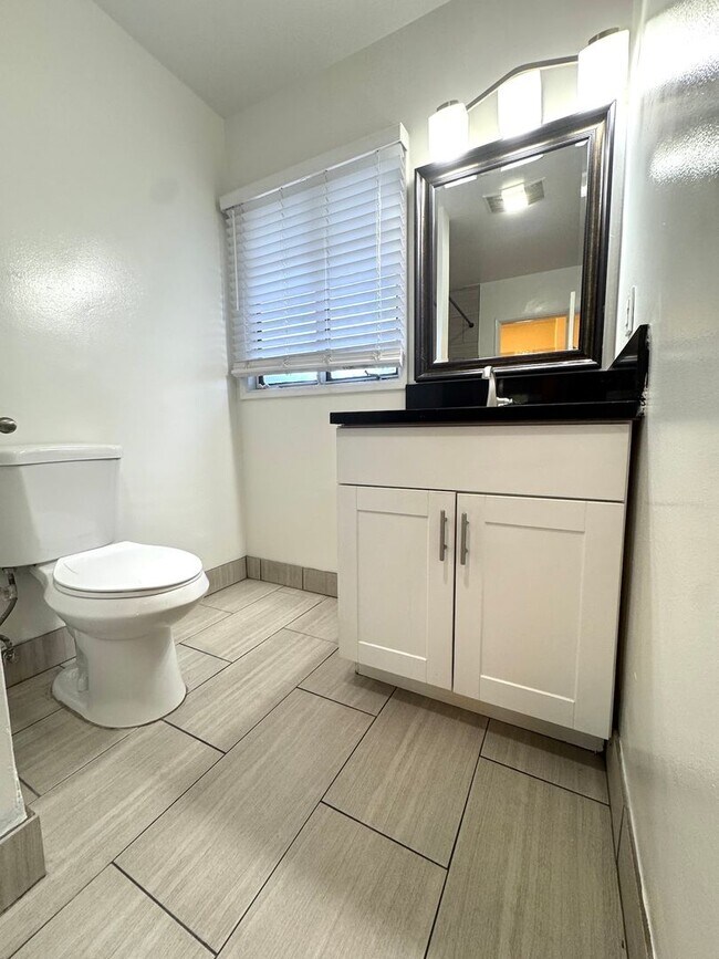 Building Photo - Top Floor Hollywood 1Bed/1Bath with Parkin...