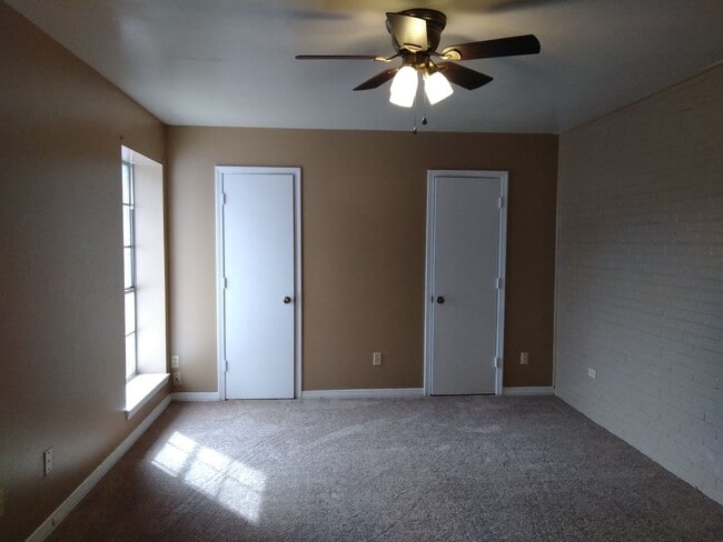 Building Photo - Village Green Townhouse for Lease!