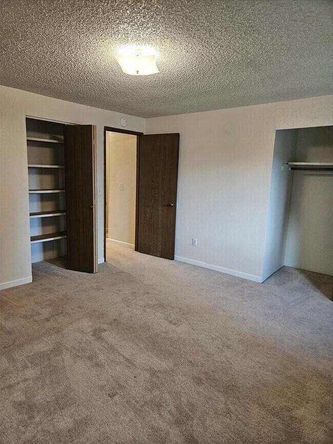 Building Photo - Remodeled 2/1.5 Townhome in a Quiet Fourplex