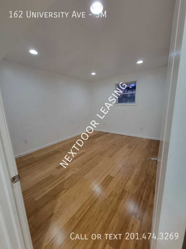 Building Photo - 162 University Ave