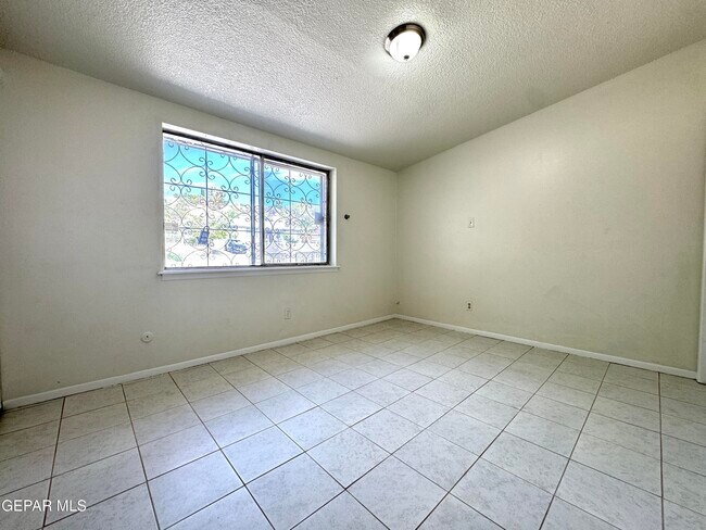 Building Photo - 9928 Acer Ave