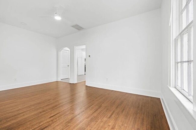 Building Photo - 2112 Crescent Ave