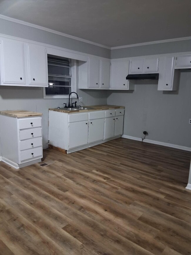 Building Photo - 137 Baker Ave