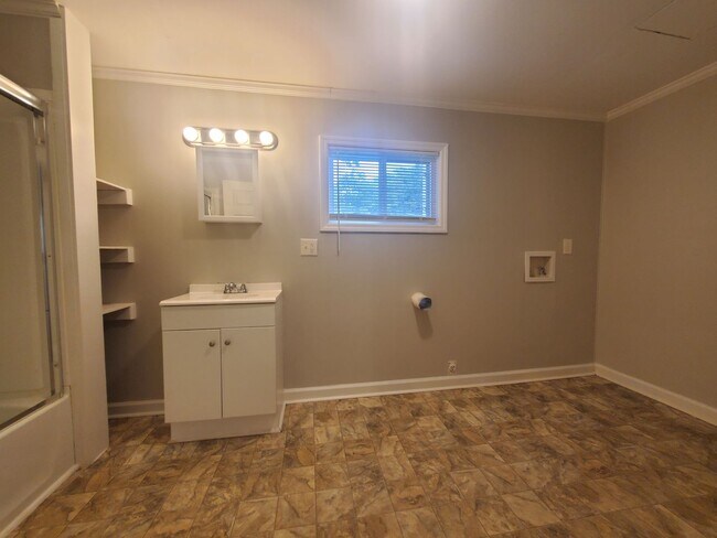 Building Photo - 3 Bedroom 2 Bath House