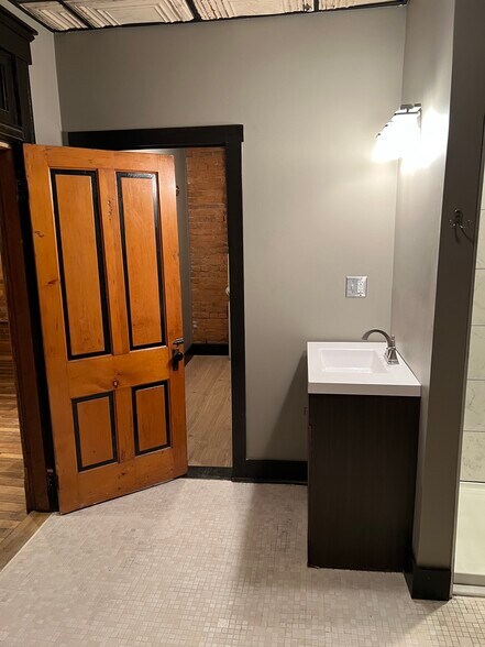 Building Photo - 1609 Winchester Ave