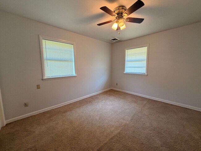 Building Photo - This conveniently located Russellville home