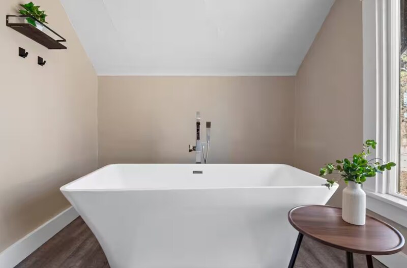 Building Photo - 719 E 9th Ave