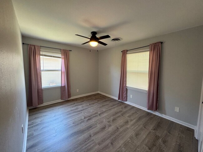Building Photo - Beautifully Renovated 3 Bedrom