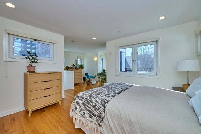 Building Photo - 13 Clary St