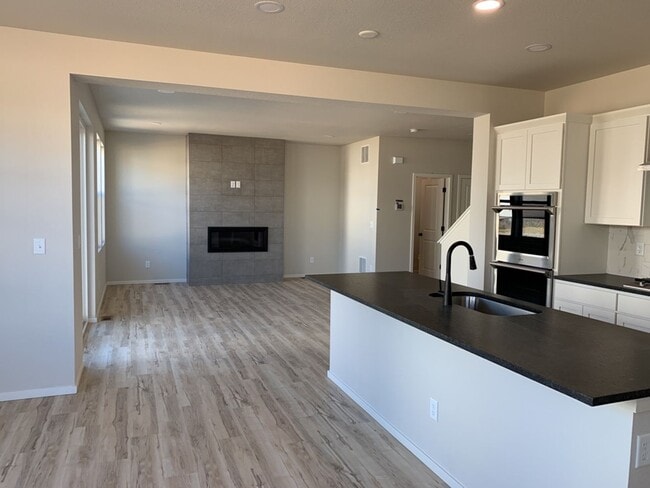 Building Photo - Exquisite 4 Bed 2.5 Bath Single Family Home with 3-car garage