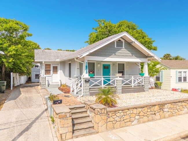 Building Photo - Charming 2 Bed, 2 Bath Home Near the World...