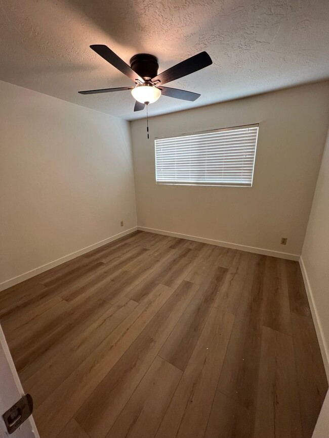 Building Photo - 511-513 SE L St