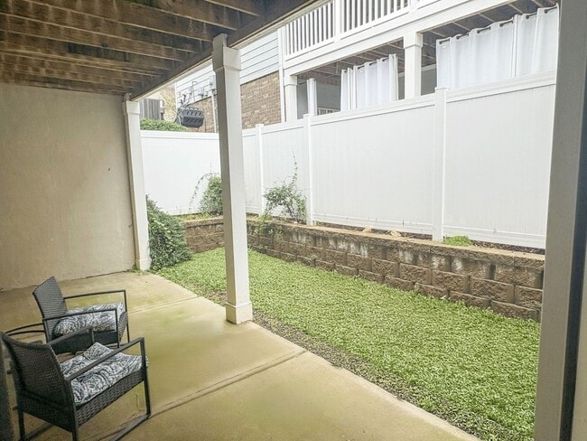 Building Photo - Gorgeous 3 Bedroom Townhome in Eagle Park!