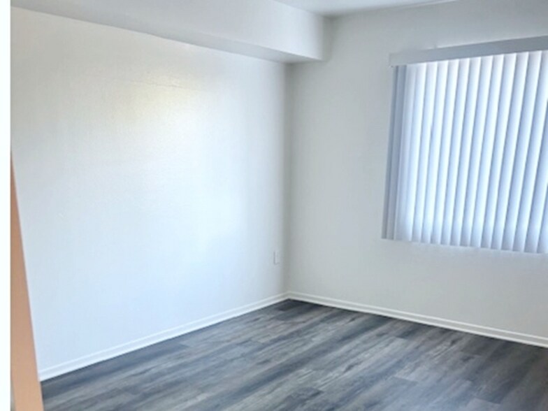 Building Photo - 13915 Oxnard St