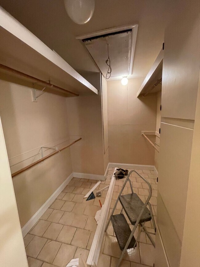 Building Photo - NEW ON MARKET