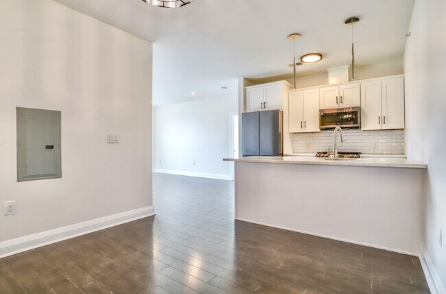 Building Photo - 1901 Summit Ave