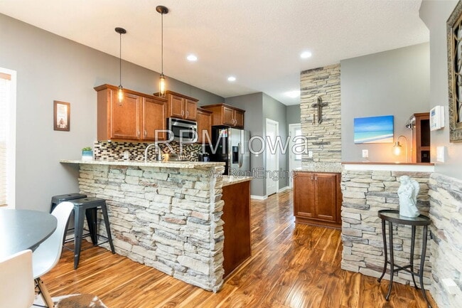Building Photo - 1651 SW Arlan Dr