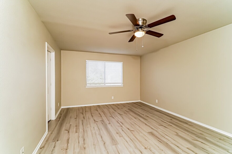 Building Photo - 552 Foxford Run Dr