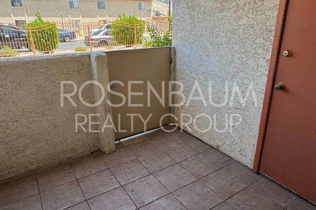 Building Photo - Spacious 1-bed, 1-bath apartment in the he...