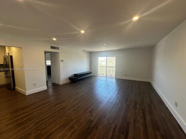 Building Photo - 770 NE 128th St