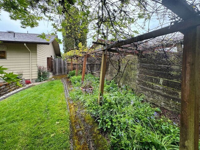 Building Photo - 2350 NW Green Cir