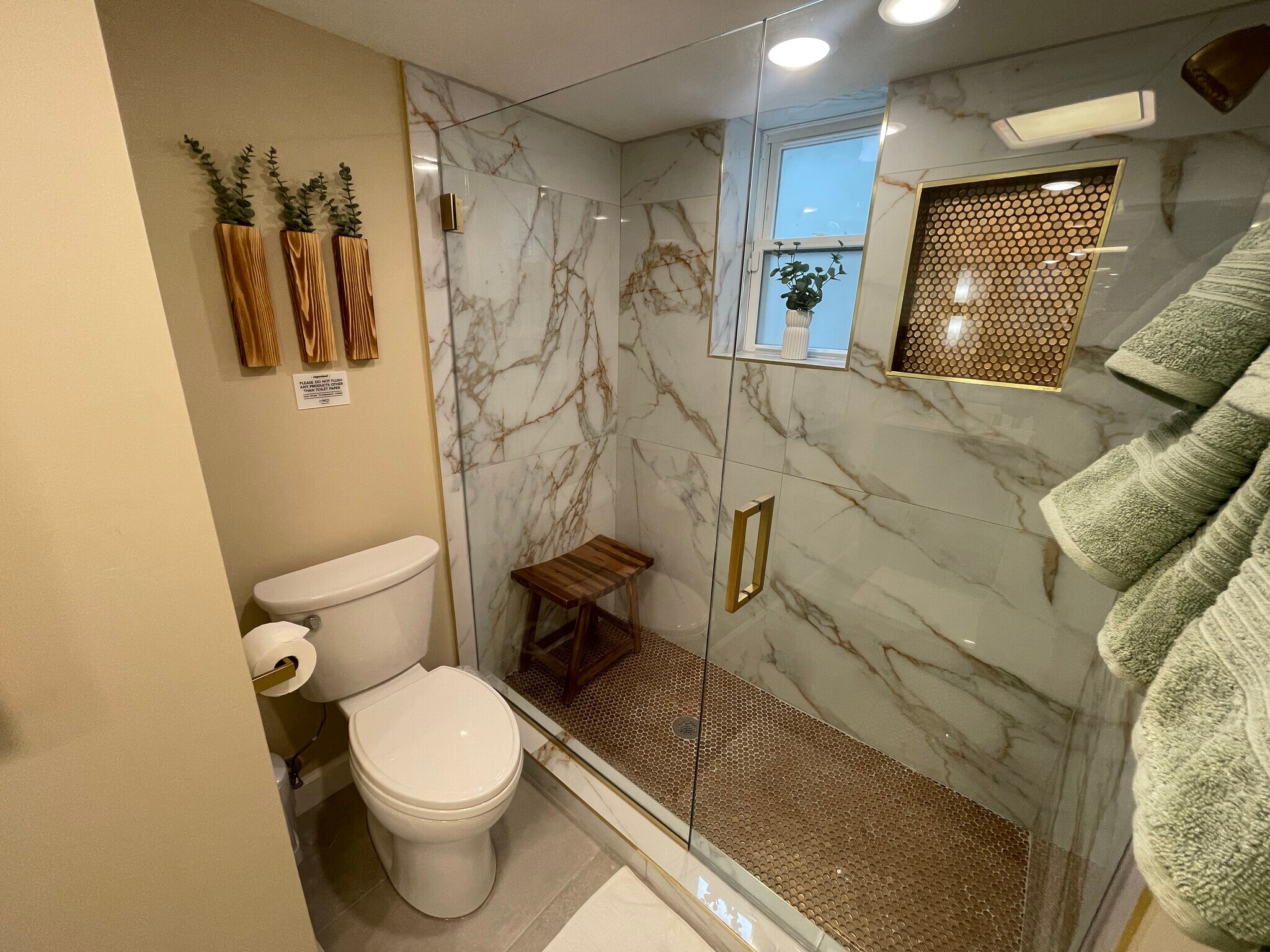 Full size shower with in shower seating - 656 E 50th Pl