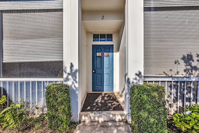 Building Photo - 120 Cypress Club Dr