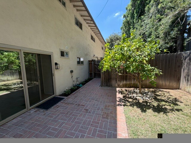 Building Photo - 1740 Huntington Dr