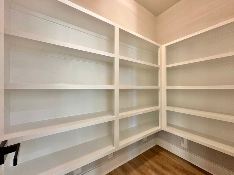 Building Photo - 2444 Carmel St