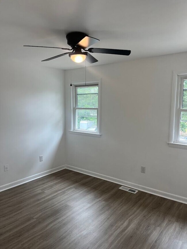 Building Photo - Available now. Water Included! Great 2BR/1...