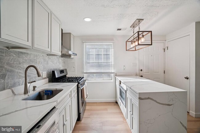 Building Photo - 1925 Dutch Village Dr