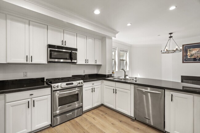 Building Photo - 122 N Clark Dr