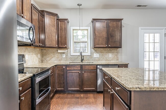 Building Photo - 135 Almond Dr