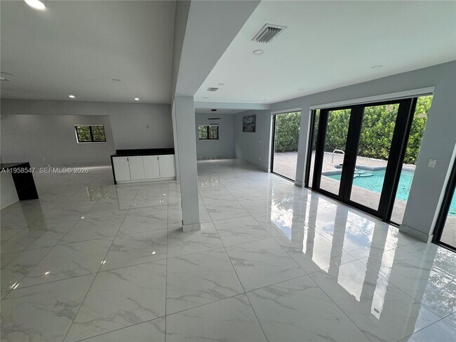 Building Photo - 575 NE 179th Dr