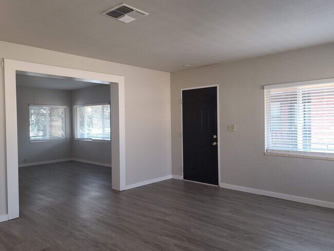 Building Photo - Remodeled 2 bedroom near Midtown