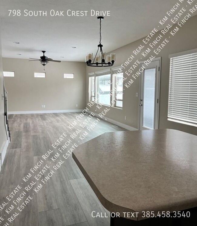 Building Photo - 798 S Oak Crest Dr