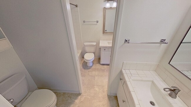 Building Photo - Bright and Spacious 2-Bedroom Condo in Gol...