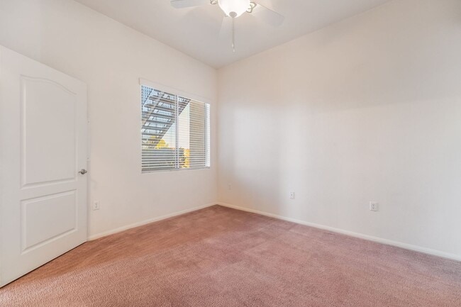 Building Photo - IMMACULATE 2 BEDROOM CONDO IN HENDERSON!