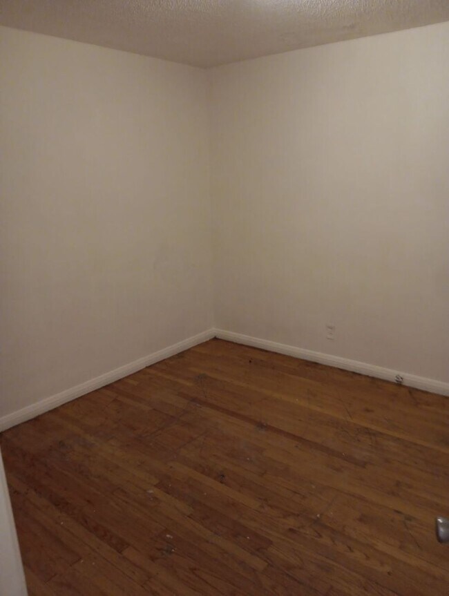 Building Photo - Quaint 3 bedroom home