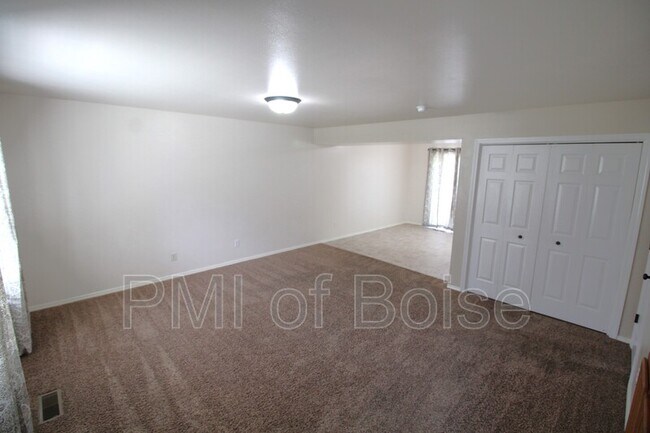 Building Photo - 633 W Idaho Ave